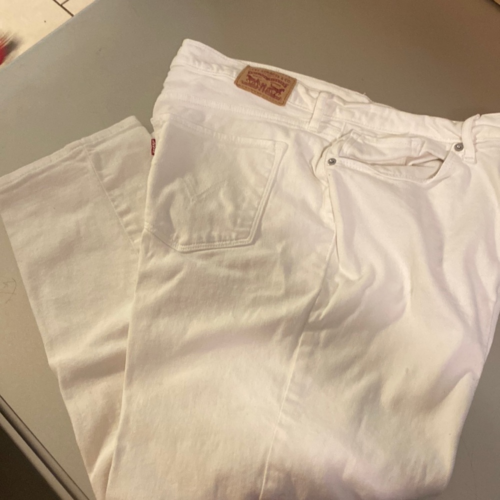 Levi crop jeans. waist size 32 Good condition white